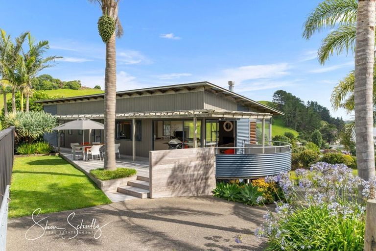 Photo of property in 24 Oxford Street, Whakapirau, Maungaturoto, 0583