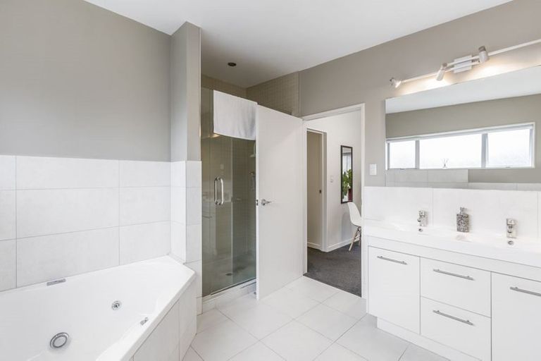 Photo of property in 24 Kittiwake Drive, Schnapper Rock, Auckland, 0632