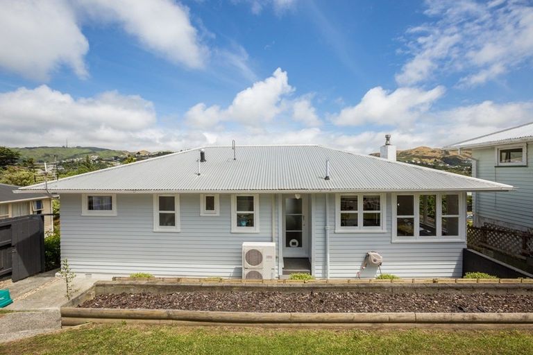 Photo of property in 14 Lynda Avenue, Paparangi, Wellington, 6037