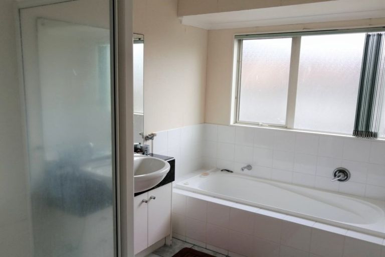 Photo of property in 12 Mellefont Close, East Tamaki Heights, Auckland, 2016