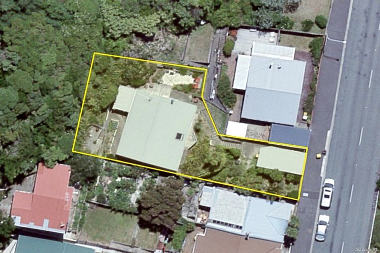 Photo of property in 124 Queens Drive, Lyall Bay, Wellington, 6022