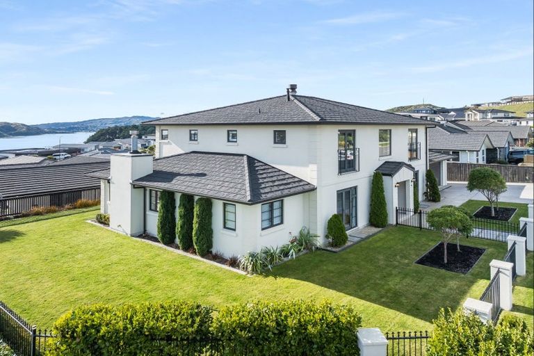 Photo of property in 88 Queen Charlotte Drive, Aotea, Porirua, 5024