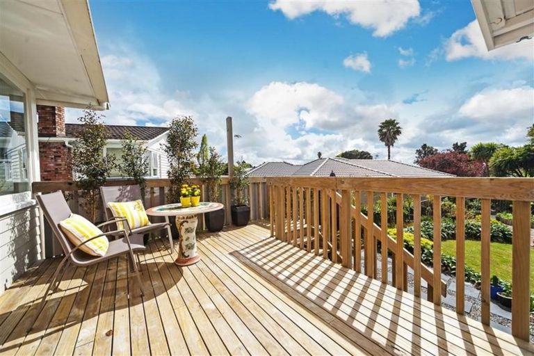 Photo of property in 6 Maunder Place, New Lynn, Auckland, 0600