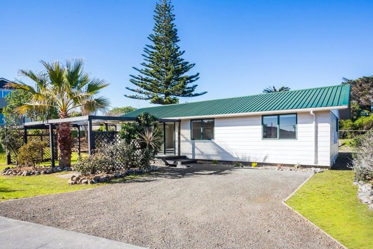 Photo of property in 16b Karaka Street, Otaki Beach, Otaki, 5512