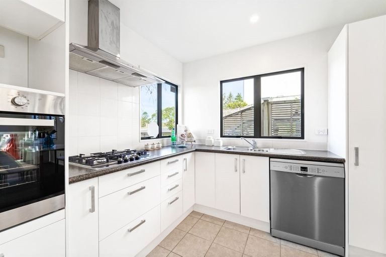 Photo of property in 1/64 Schnapper Rock Road, Schnapper Rock, Auckland, 0632