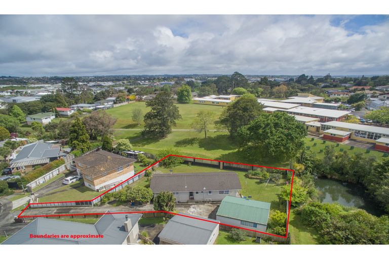 Photo of property in 9 Gregg Place, Sunnyvale, Auckland, 0612