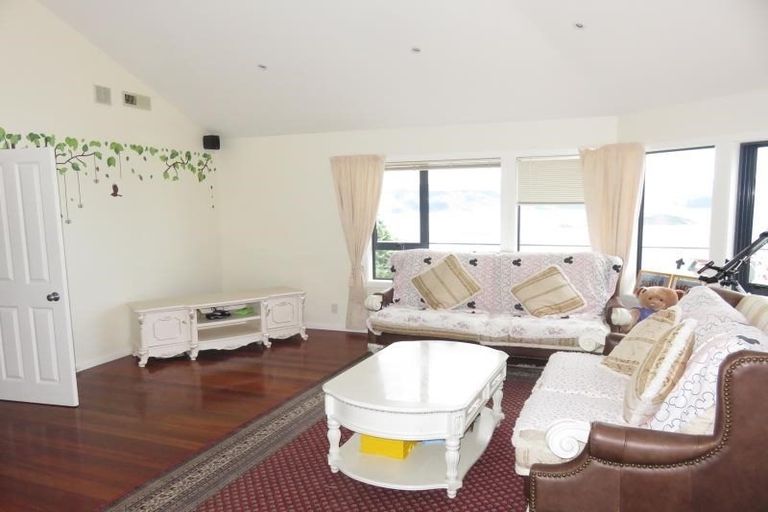 Photo of property in 18 Bennett Grove, Newlands, Wellington, 6037