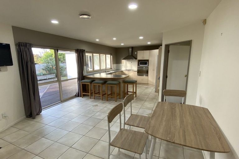 Photo of property in 13 Fearnley Grove, Albany, Auckland, 0632