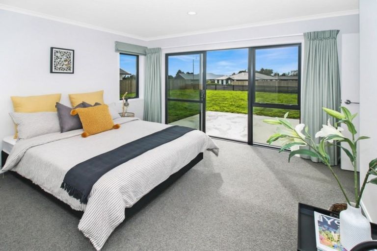 Photo of property in 2 Ongarui Close, Whalers Gate, New Plymouth, 4310