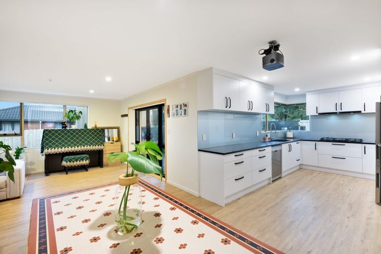 Photo of property in 8 Woodbank Drive, Glen Eden, Auckland, 0602