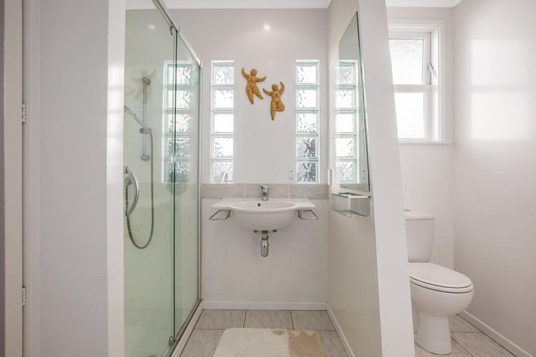 Photo of property in 54 Seaview Road, Paremata, Porirua, 5024