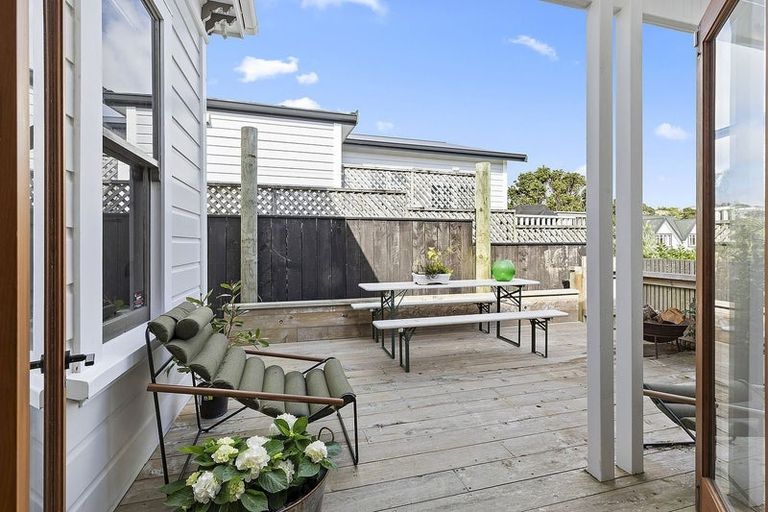 Photo of property in 82 Creswick Terrace, Northland, Wellington, 6012