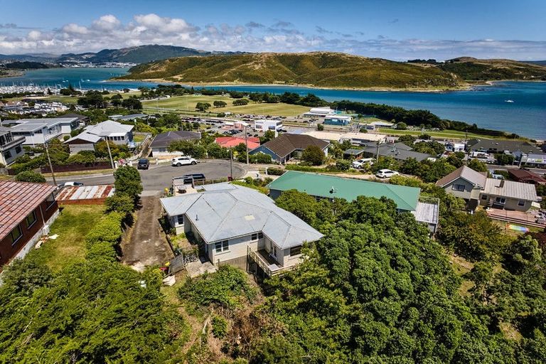 Photo of property in 16 Walker Avenue, Paremata, Porirua, 5026