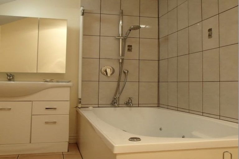 Photo of property in 52 Mitchell Street, Brooklyn, Wellington, 6021