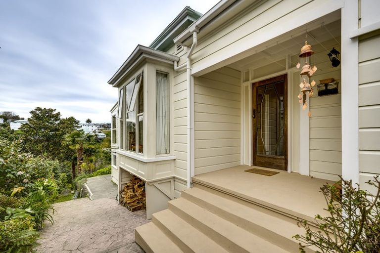 Photo of property in 13 Roslyn Road, Bluff Hill, Napier, 4110