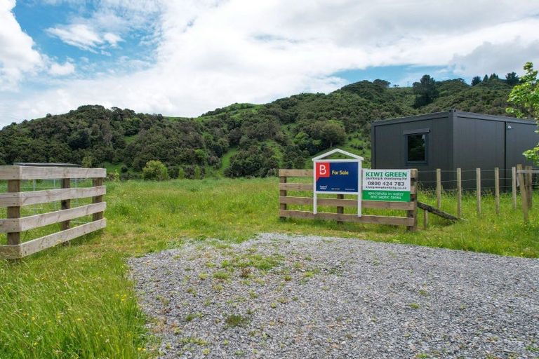 Photo of property in 13 Robertson Close, Manakau, 5583