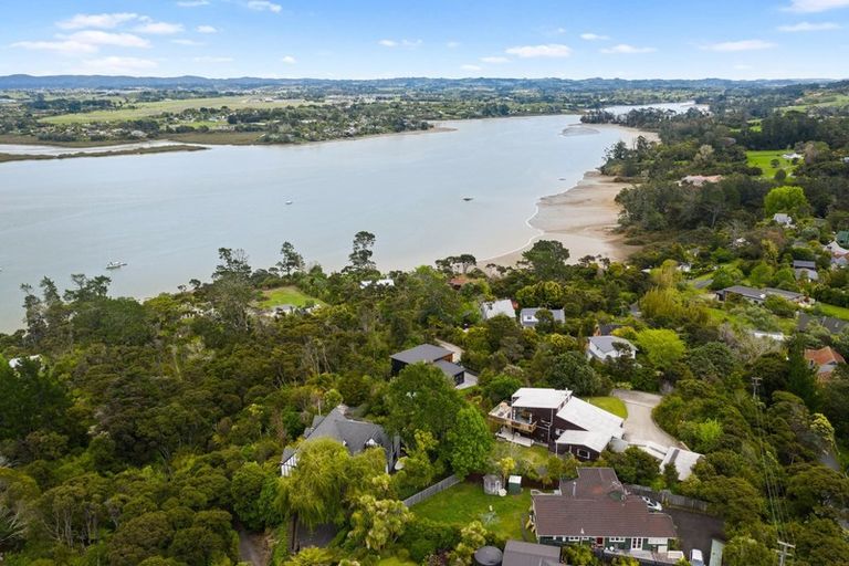 Photo of property in 17 Chatham Avenue, Paremoremo, Auckland, 0632