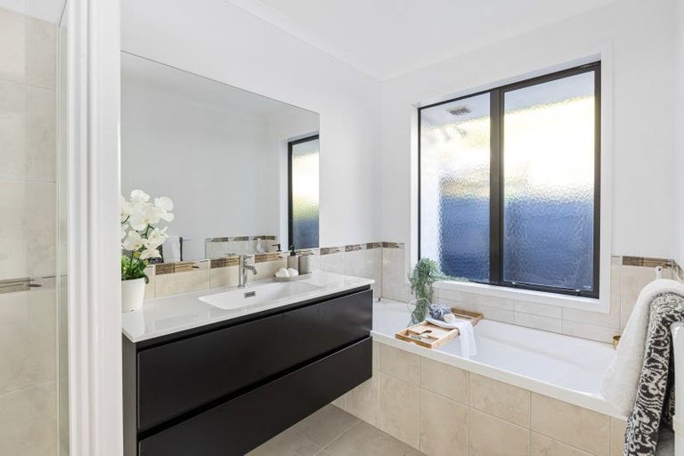 Photo of property in 72 Blue Heron Rise, Stanmore Bay, Whangaparaoa, 0932