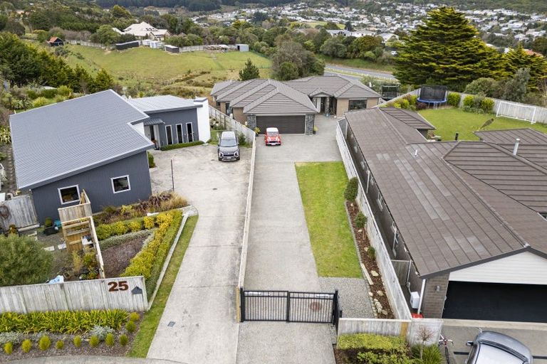 Photo of property in 32 Mervyn Kemp Drive, Tawa, Wellington, 5028