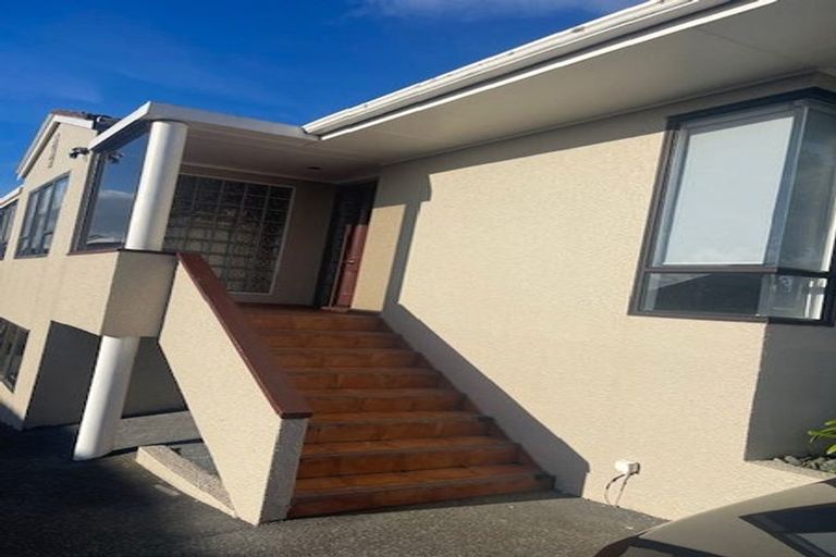 Photo of property in 9 Gwenand Place, Botany Downs, Auckland, 2010