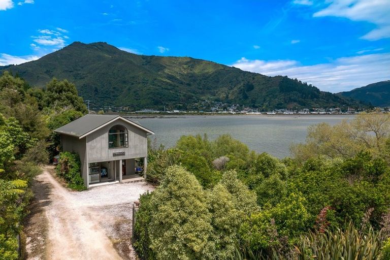 Photo of property in 135 Queen Charlotte Drive, Havelock, Picton, 7281