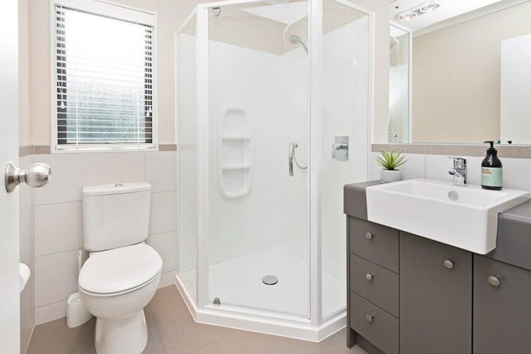 Photo of property in 1 Lorenzo Way, Flat Bush, Auckland, 2016