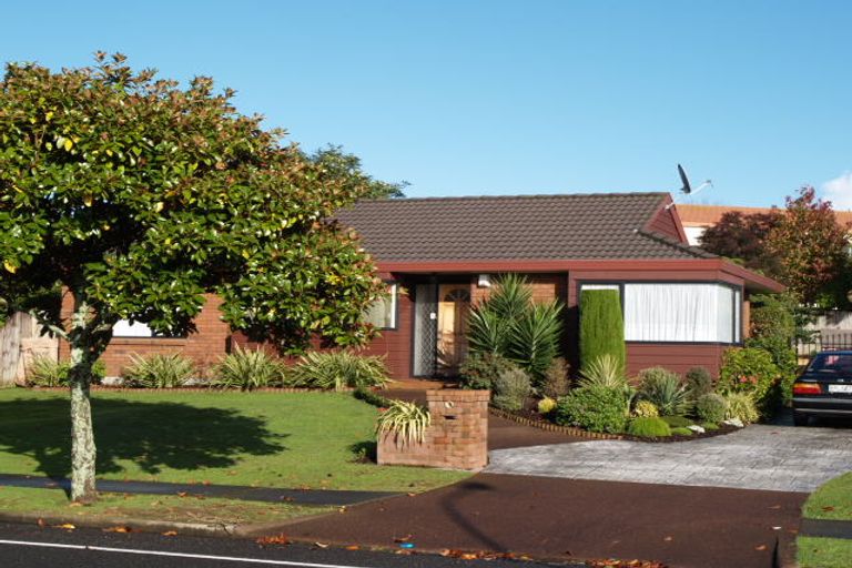 Photo of property in 65 Golfland Drive, Golflands, Auckland, 2013