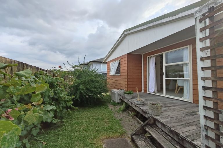 Photo of property in 2/28 Caribbean Drive, Unsworth Heights, Auckland, 0632