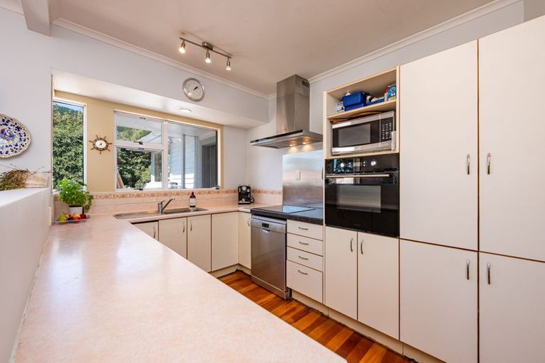 Photo of property in 18 Coates Street, Tawa, Wellington, 5028