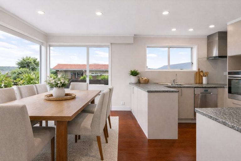 Photo of property in 54 Meadway, Sunnyhills, Auckland, 2010