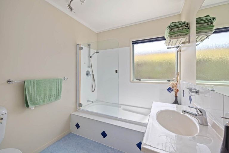 Photo of property in 1 Waterview Place, Haruru, 0204