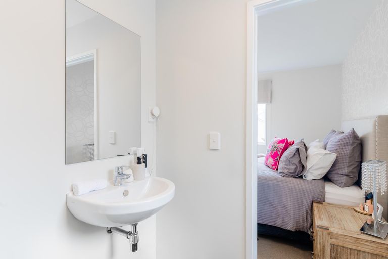 Photo of property in 5 Stitchbird Crescent, Papakura, 2110