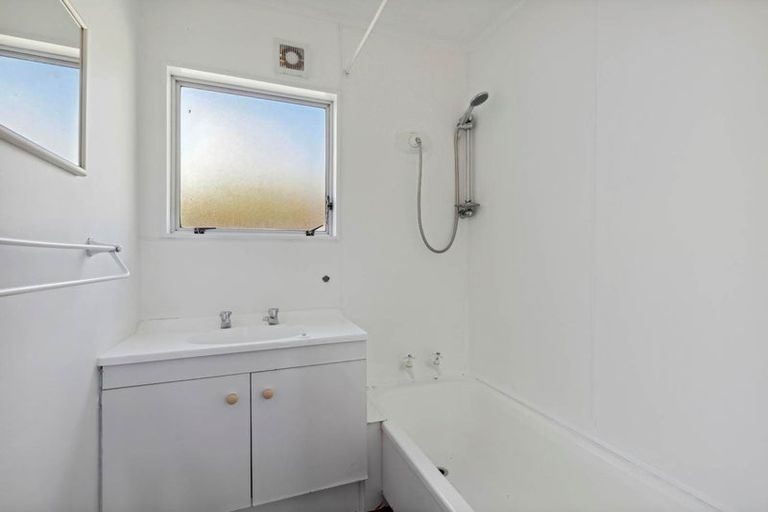 Photo of property in 13 Trias Road, Totara Vale, Auckland, 0629