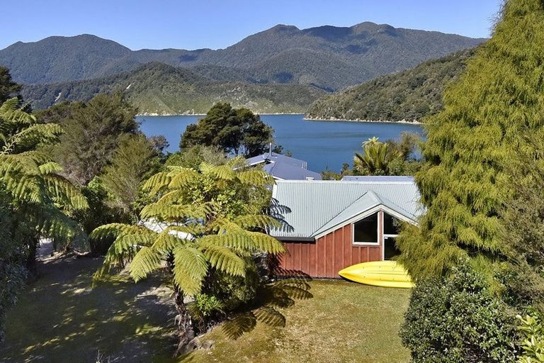 Photo of property in 26 Kamahi Road, Tennyson Inlet, 7195