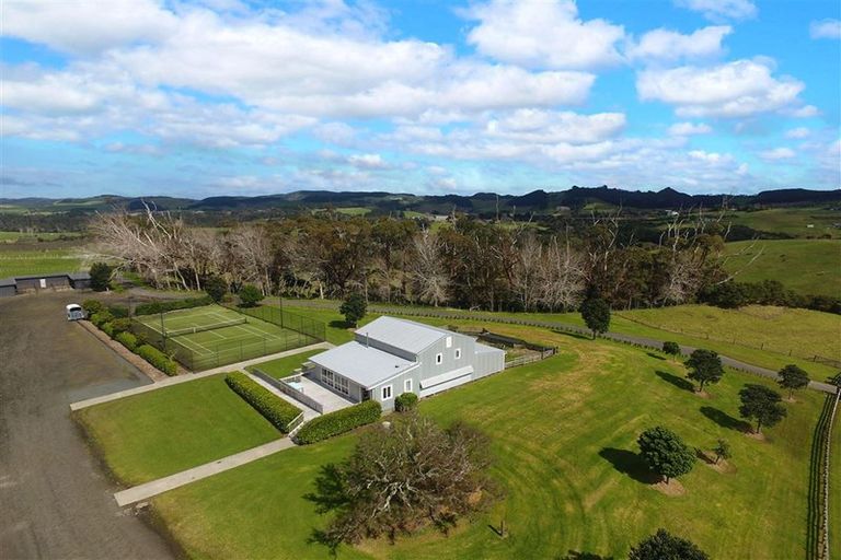 Photo of property in 1088 South Head Road, South Head, Helensville, 0874