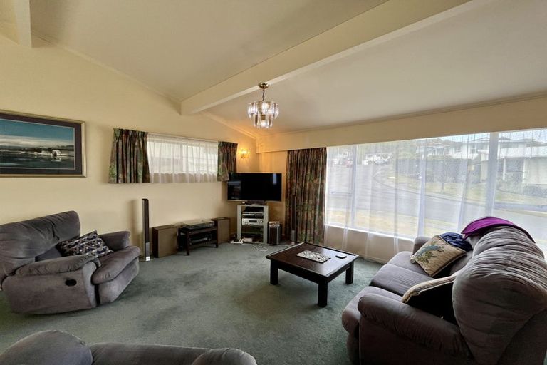 Photo of property in 1 Spicer Place, Tawa, Wellington, 5028