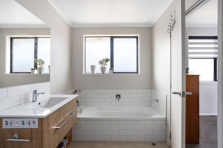 Photo of property in 22 Bridle Way, Omokoroa, 3114