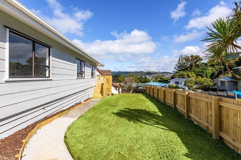 Photo of property in 62 Gloaming Hill, Titahi Bay, Porirua, 5022