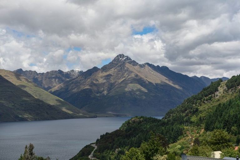 Photo of property in 5a Wye Place, Fernhill, Queenstown, 9300