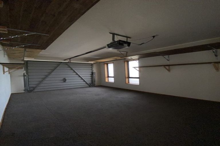 Photo of property in 1 Kingsclere Place, Goodwood Heights, Auckland, 2105