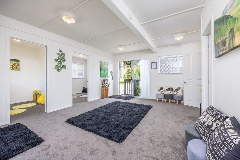 Photo of property in 3/144 Godley Road, Green Bay, Auckland, 0604