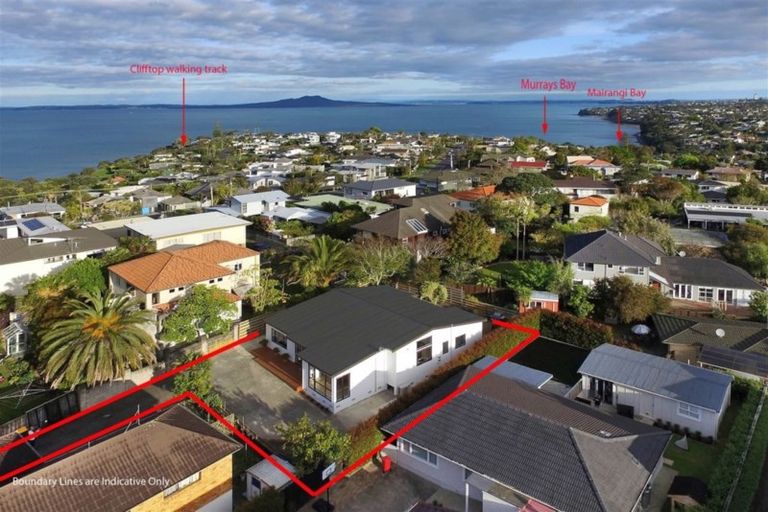 Photo of property in 2/23 Montgomery Avenue, Rothesay Bay, Auckland, 0630