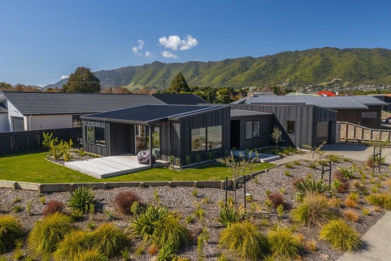 Photo of property in 9 Kaiwaru Place, Waikanae, 5036