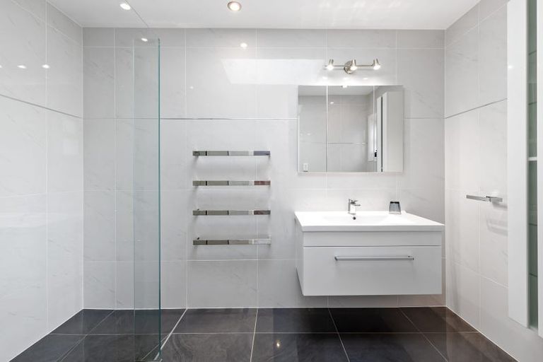 Photo of property in 1/26 Manly Esplanade, Browns Bay, Auckland, 0630