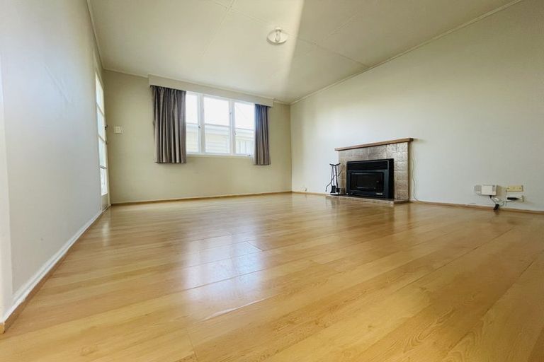 Photo of property in 51 Woodglen Road, Glen Eden, Auckland, 0602