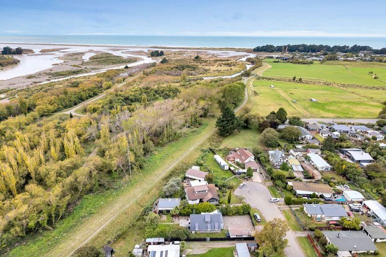 Photo of property in 12 Mckenzie Place, Waikuku Beach, 7402