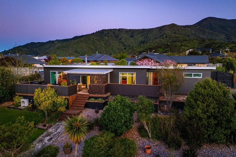 Photo of property in 11 Glentui Place, Waikawa, Picton, 7220