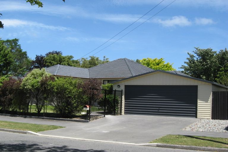Photo of property in 17 Pinehurst Crescent, Russley, Christchurch, 8042