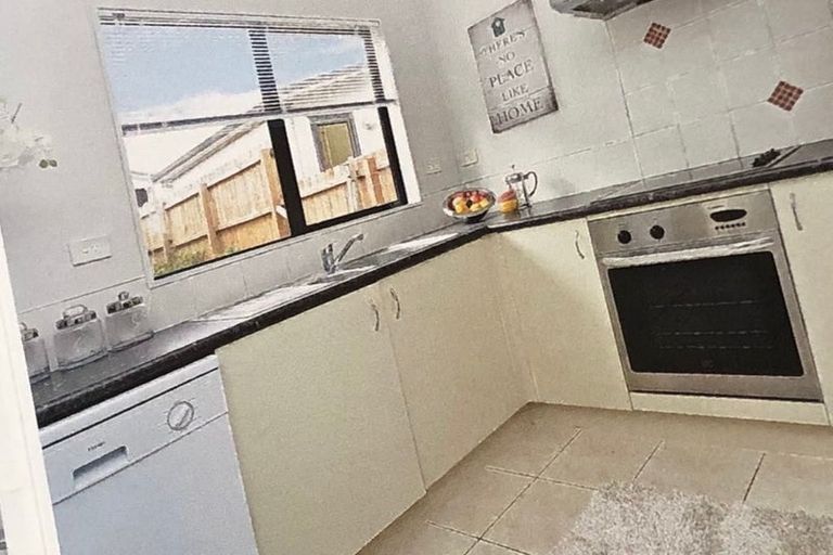Photo of property in 72 Tiger Drive, Golflands, Auckland, 2013