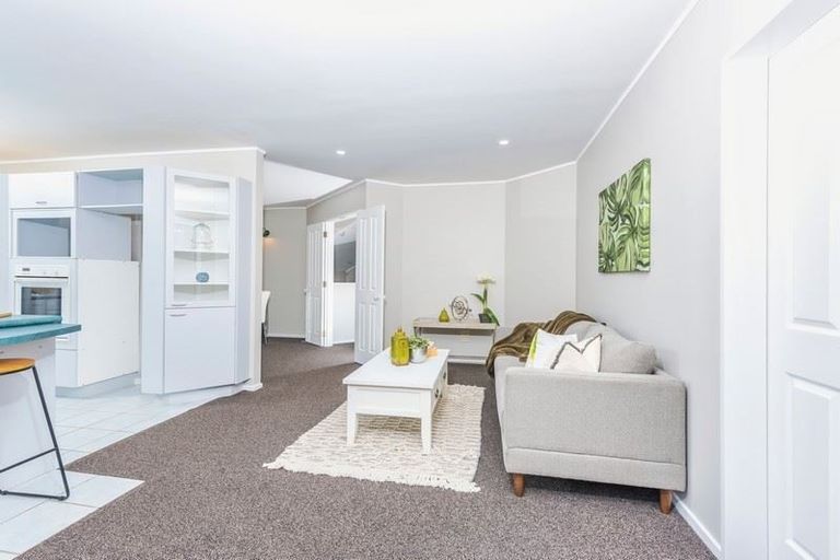 Photo of property in 13 Lagoon Way, West Harbour, Auckland, 0618
